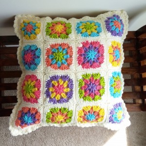 crochet-pillow-candyjoy-above2